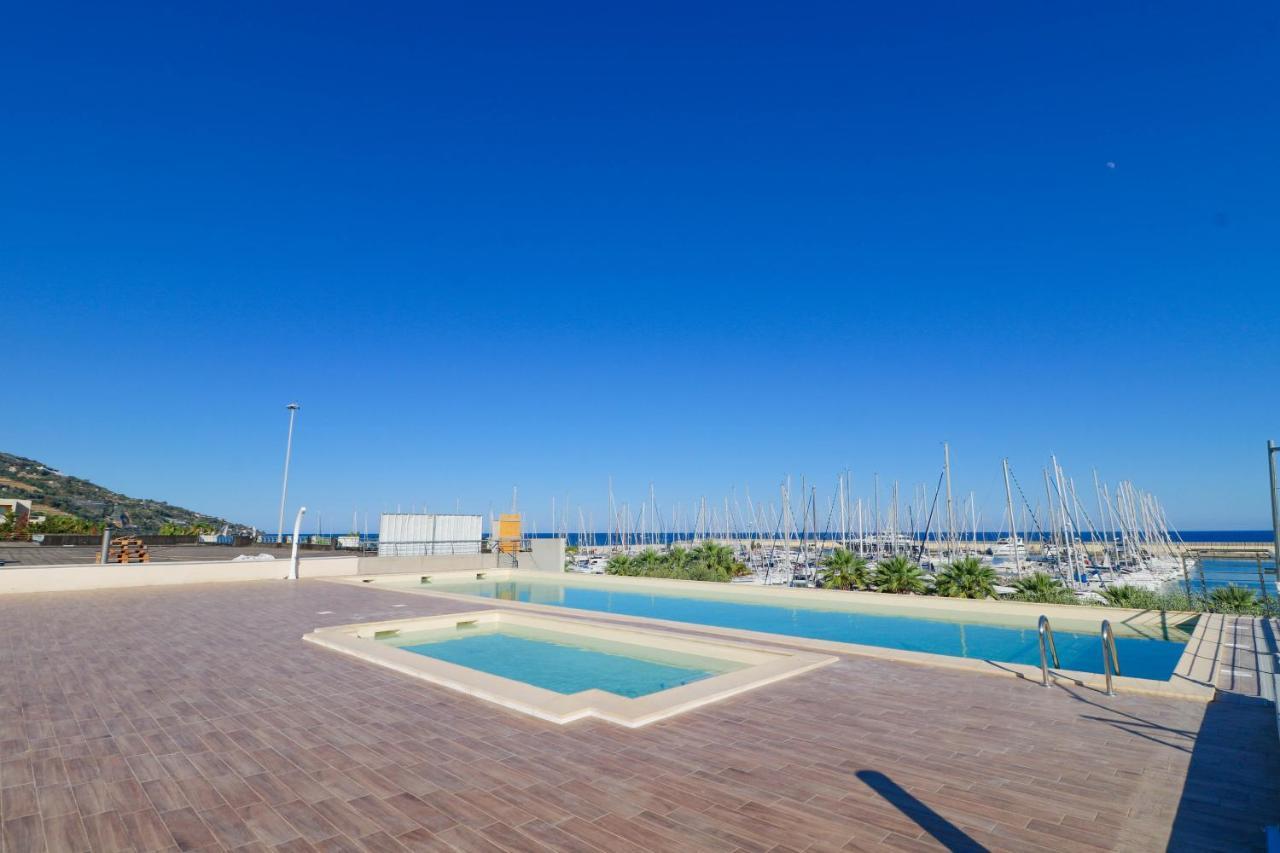 Appartement H11 Luxury 12B Porto - Piscina - Jacuzzi à Santo Stefano al Mare Extérieur photo